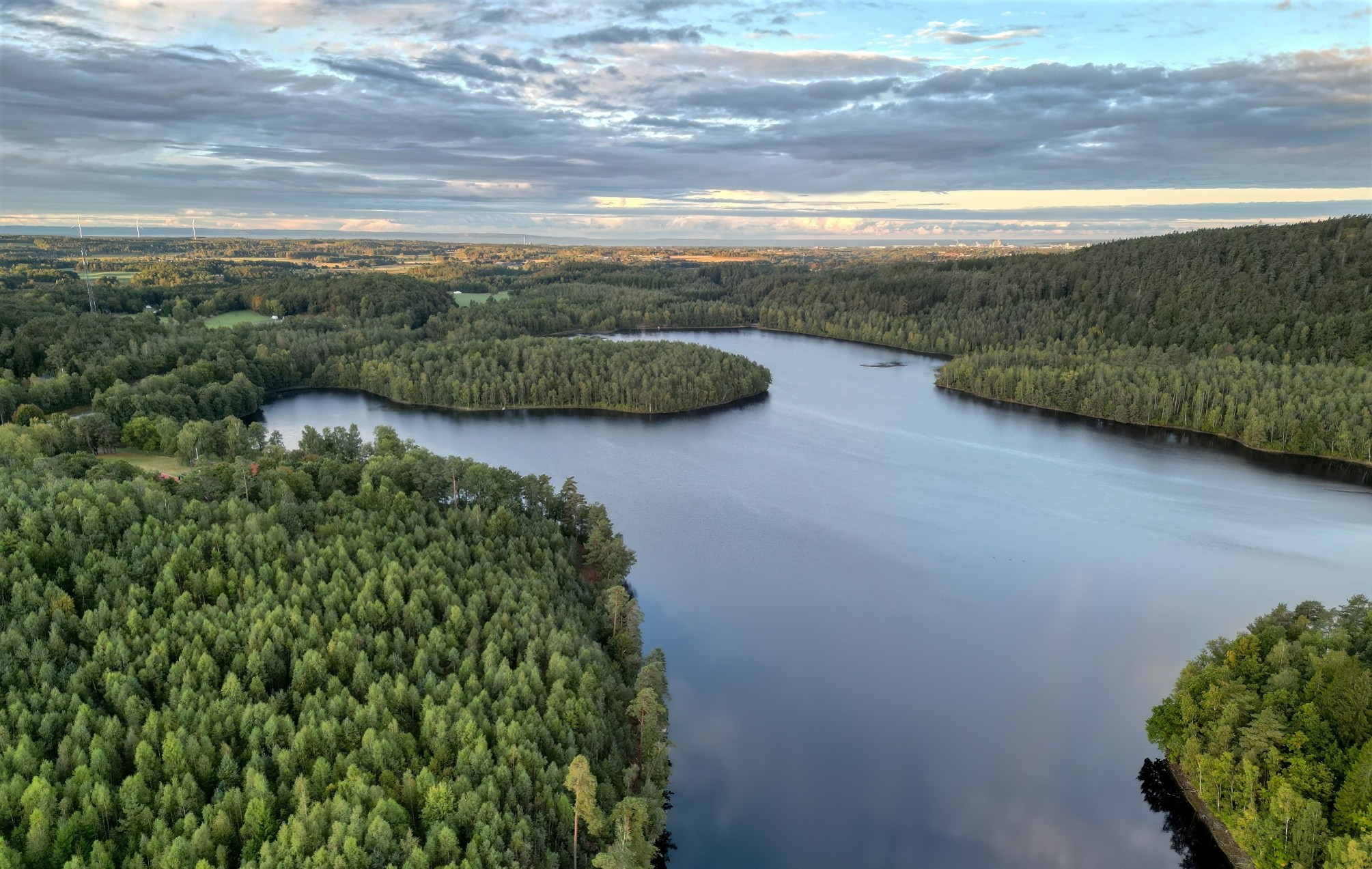 Drönarbild över en sjö i skogen
